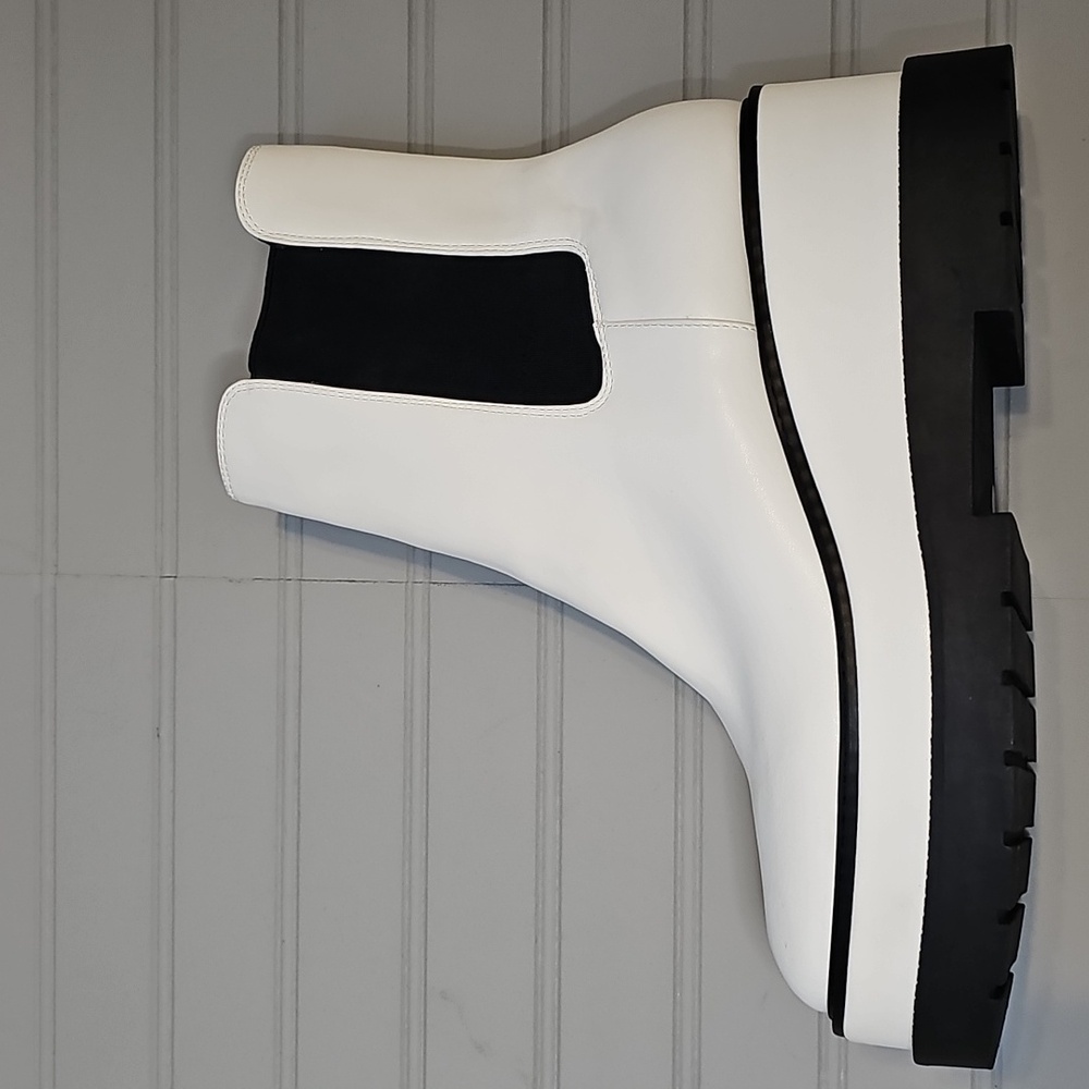 Jessica Simpson White and Black Platform Chelsea Heeled Boots - Picture 10 of 16